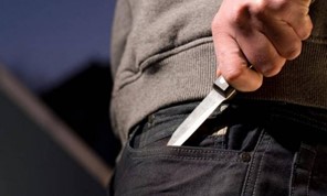 Διαρρήκτες με απειλή μαχαιριού έκλεψαν 82χρονο στη Λάρισα